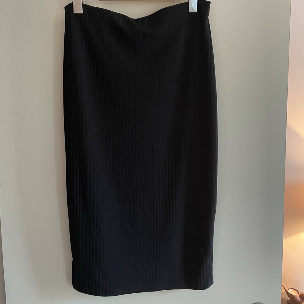 Ribbed fitted midi skirt